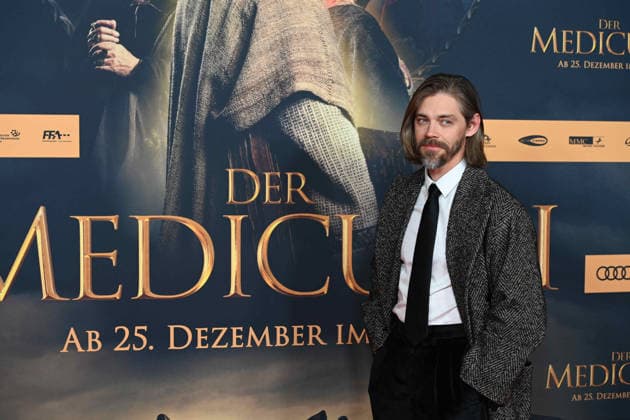 Tom PAYNE, actor, portrait, portrait, portrait, cropped single image, single motif, red carpet, red carpet show, arrival, film premiere DER MEDICUS 2 on 15 12 2025 at the Cinedom cinema in Cologne,