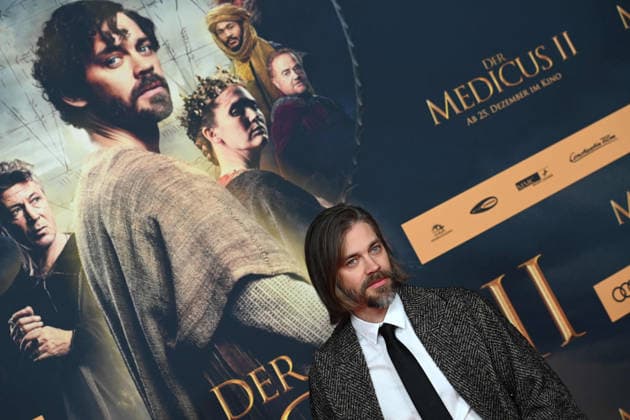 Tom PAYNE, actor, portrait, portrait, portrait, cropped single image, single motif, red carpet, red carpet show, arrival, film premiere DER MEDICUS 2 on 15 12 2025 at the Cinedom cinema in Cologne,