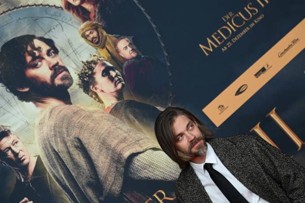 Tom PAYNE, actor, portrait, portrait, portrait, cropped single image, single motif, red carpet, red carpet show, arrival, film premiere DER MEDICUS 2 on 15 12 2025 at the Cinedom cinema in Cologne,
