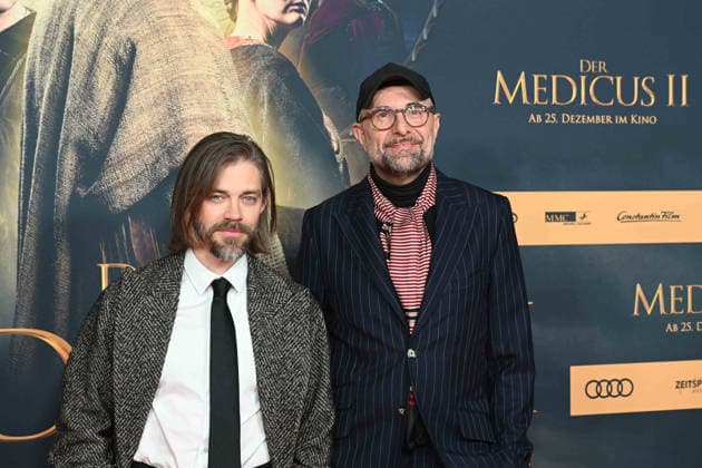 f l Tom PAYNE, actor, Philipp STOELZL, Stölzl, director, portrait, portrait, portrait, cropped single image, single motif, red carpet, red carpet show, arrival, arrival, film premiere DER MEDICUS 2 on 15 12 2025 at the Cinedom cinema in Cologne,