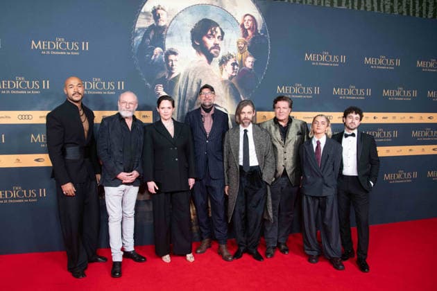 f l Malick BAUER, actor, Liam CUNNINGHAM, actor, Emily COX, actress, Philipp STOELZL, Stölzl, director, Tom PAYNE, actor, Francis FULTON SMITH, actor, Rosie BOORE, actress, Jaouhar BEN AYED actor, red carpet, red carpet show, arrival, film premiere DER MEDICUS 2 on 15 12 2025 at the Cinedom cinema in Cologne,