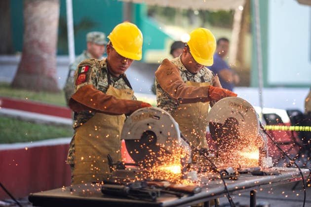 Mexico destroys hundreds of seized weapons in Arms Destruction Ceremony CULIACAN, SINALOA - DECEMBER 15: The Mexican Army destroy 922 firearms and 190.000 rounds of ammunition seized from organized crime in recent months in Culiacan, Sinaloa, Mexico on December 15, 2025. During the destruction ceremony, saws were used to render the weapons inoperable. The seized firearms and ammunition correspond to recent confiscations carried out in the context of the conflict between criminal factions of the Cartel de Sinaloa, which has left nearly 3,000 people dead and 3,000 missing in the state of Sinaloa. The event was held at the Ninth Military Zone in Culiacan, with the presence of local authorities. Jesus Verdugo Anadolu Culiacan Mexico. Editoria  Copyright: x2025xAnadoluxJesusxVerdugox