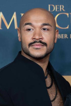 Red carpet, red carpet show, arrival, arrival, film premiere DER MEDICUS 2 on 15 12 2025 at the Cinedom cinema in Cologne,