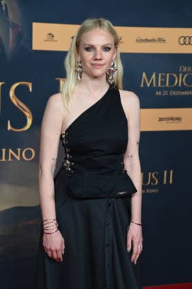 Aine Rose DALY, actress, portrait, portrait, portrait, cropped single image, single motif, red carpet, red carpet show, arrival, arrival, film premiere DER MEDICUS 2 on 15 12 2025 at the Cinedom cinema in Cologne,