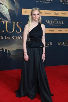 Aine Rose DALY, actress, portrait, portrait, portrait, cropped single image, single motif, red carpet, red carpet show, arrival, arrival, film premiere DER MEDICUS 2 on 15 12 2025 at the Cinedom cinema in Cologne,