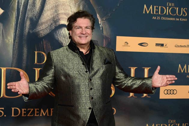 Francis FULTON SMITH, actor, portrait, portrait, portrait, cropped single image, single motif, red carpet, red carpet show, arrival, film premiere DER MEDICUS 2 on 15 12 2025 at the Cinedom cinema in Cologne,