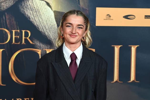 Rosie BOORE, actress, portrait, portrait, cropped single image, single motif, red carpet, red carpet show, arrival, arrival, film premiere DER MEDICUS 2 on 15 12 2025 at the Cinedom cinema in Cologne,