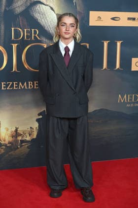 Rosie BOORE, actress, portrait, portrait, cropped single image, single motif, red carpet, red carpet show, arrival, arrival, film premiere DER MEDICUS 2 on 15 12 2025 at the Cinedom cinema in Cologne,