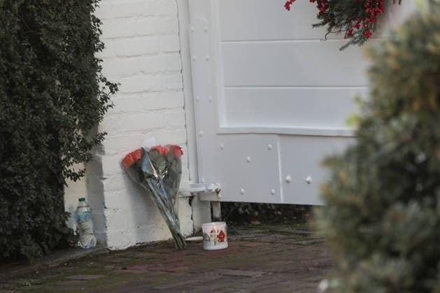 Hollywood filmmaker Rob Reiner, wife Michele found dead at Los Angeles home LOS ANGELES, CALIFORNIA - DECEMBER 15: Flowers and a candle at the home in Brentwood where the bodies of Rob Weiner and his wife were found on Sunday, in Los Angeles, California on December 15, 2025 Grace Hie Yoon Anadolu California United States. Editorial use only. Please get in touch for any other usage.  Copyright: x2025xAnadoluxGracexHiexYoonx