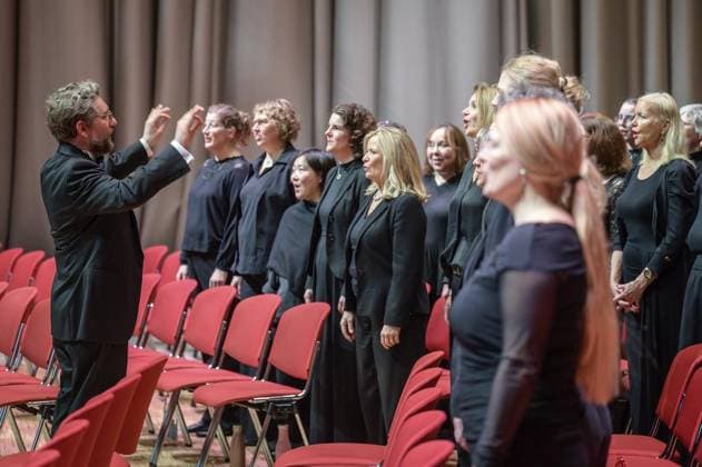 Essen The Essen Philharmonic Choir takes part in the Christmas miracle FOR EDITORIAL PURPOSES ONLY EDITORIAL USE ONLY p The Essen Philharmonic Choir under the direction of Patrick Jaskolka at the recording of the personalized birthday greetings on Monday, 15 December 2025, in Essen Copyright UwexErnst Copyright: UwexErnst doc83pgmnhqjih143hrkfa5 ,EDITORIAL USE ONLY Copyright: UwexErnst