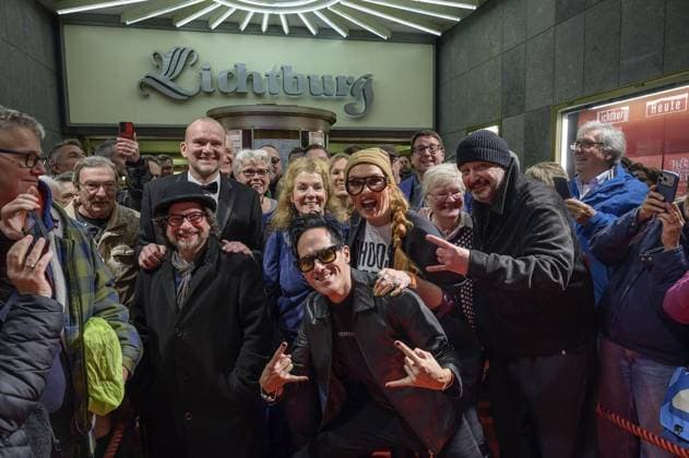 Essen Premiere of the movie Das Wunder von Bernd FOR EDITORIAL PURPOSES ONLY EDITORIAL USE ONLY p Director Alexander Waldhelm with bow tie and some actors at the premiere of the movie Das Wunder von Bernd on Monday, December 15, 2025, at the Lichtburg in Essen Copyright UwexErnst Copyright: UwexErnst doc83pgmpyvqu870gljh14 ,EDITORIAL USE ONLY Copyright: UwexErnst