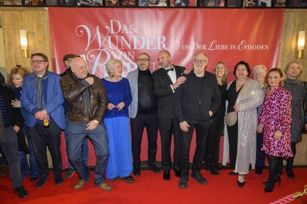 Essen Premiere of the movie Das Wunder von Bernd FOR EDITORIAL PURPOSES ONLY EDITORIAL USE ONLY p Director Alexander Waldhelm with bow tie and some actors at the premiere of the movie Das Wunder von Bernd on Monday, December 15, 2025, at the Lichtburg in Essen Copyright UwexErnst Copyright: UwexErnst doc83pgmqfv6837ngwr9qe ,EDITORIAL USE ONLY Copyright: UwexErnst