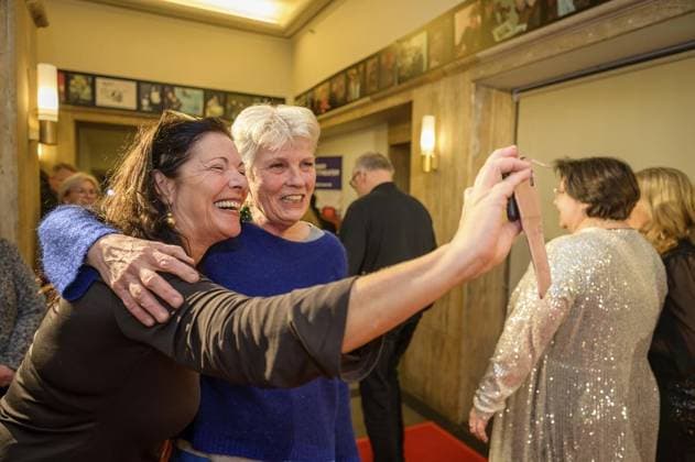 Essen Premiere of the movie Das Wunder von Bernd FOR EDITORIAL PURPOSES ONLY EDITORIAL USE ONLY p Selfie with Gerburg Jahnke at the premiere of the movie Das Wunder von Bernd on Monday, December 15, 2025, at the Lichtburg in Essen Copyright UwexErnst Copyright: UwexErnst doc83pgmqjr9g9cpt31fa5 ,EDITORIAL USE ONLY Copyright: UwexErnst