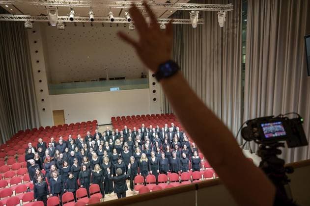 Essen The Essen Philharmonic Choir takes part in the Christmas miracle FOR EDITORIAL PURPOSES ONLY p Philharmonic Choir Essen at the recording of the personalized birthday greetings on Monday, 15 December 2025, in Essen Copyright UwexErnst Copyright: UwexErnst doc83pgmqtf7xs1dm7ff1qb ,EDITORIAL USE ONLY Copyright: UwexErnst
