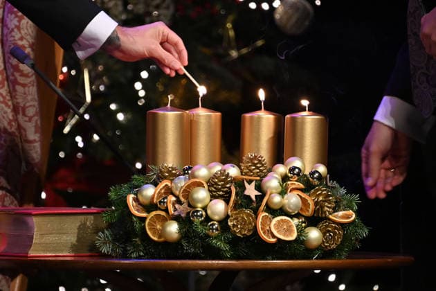 Edge motif, lighting the candles of an Advent wreath, match, candle wreath Advent concert of the Bavarian Prime Minister on 15 12 2025 in the Cuvillies Theater in the Residence in Munich