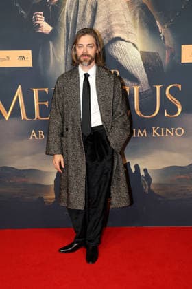 Tom Payne at the movie premiere of The Medicus 2 on 15 12 2025 in Cologne The Medicus 2 movie premiere in Cologne