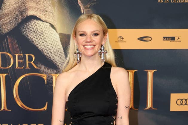 Aine Rose Daly at the movie premiere of The Medicus 2 on 15 12 2025 in Cologne The Medicus 2 movie premiere in Cologne