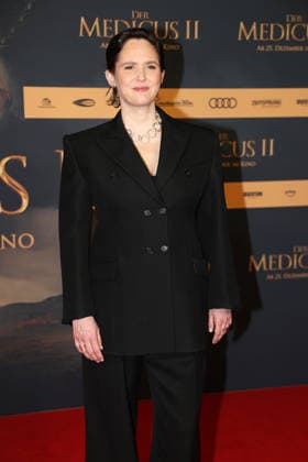 Emily Cox at the movie premiere of The Medicus 2 on 15 12 2025 in Cologne The Medicus 2 movie premiere in Cologne