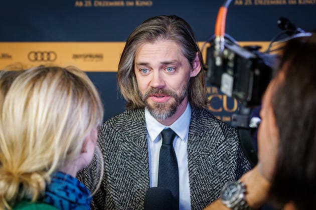 15 12 2025 Cologne World premiere of the historical film DER MEDICUS 2 at Cinedom Cologne Red Carpet Here Tom Payne Cologne Cinedom North Rhine-Westphalia Germany