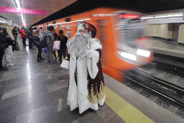 Joso Miguel Moctezuma characterized as Santa Claus iluminated, traveling at the Mexico City s Metro line 1 to greet and take photos with the people. on December 15, 2025 in Mexico City, Mexico. Mexico City Mexico - ZUMAe321 20251215_zia_e321_014 Copyright: xCarlosxSantiagox