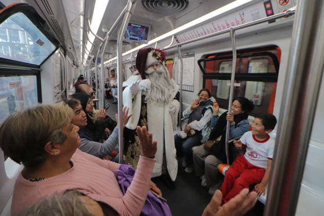 Joso Miguel Moctezuma characterized as Santa Claus iluminated, traveling at the Mexico City s Metro line 1 to greet and take photos with the people. on December 15, 2025 in Mexico City, Mexico. Mexico City Mexico - ZUMAe321 20251215_zia_e321_016 Copyright: xCarlosxSantiagox