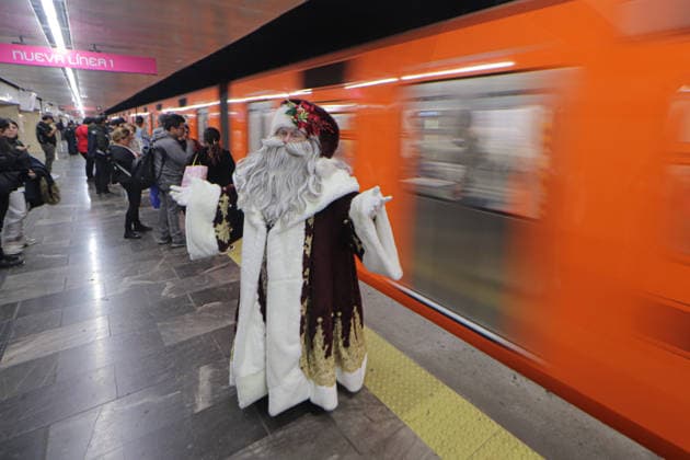 Joso Miguel Moctezuma characterized as Santa Claus iluminated, traveling at the Mexico City s Metro line 1 to greet and take photos with the people. on December 15, 2025 in Mexico City, Mexico. Mexico City Mexico - ZUMAe321 20251215_zia_e321_017 Copyright: xCarlosxSantiagox