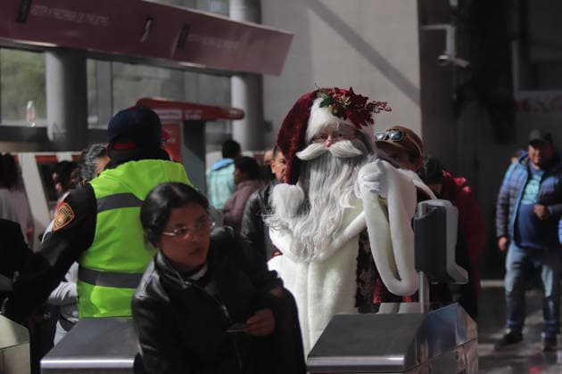 Joso Miguel Moctezuma characterized as Santa Claus iluminated, traveling at the Mexico City s Metro line 1 to greet and take photos with the people. on December 15, 2025 in Mexico City, Mexico. Mexico City Mexico - ZUMAe321 20251215_zia_e321_018 Copyright: xCarlosxSantiagox