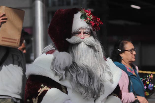 Joso Miguel Moctezuma characterized as Santa Claus iluminated, traveling at the Mexico City s Metro line 1 to greet and take photos with the people. on December 15, 2025 in Mexico City, Mexico. Mexico City Mexico - ZUMAe321 20251215_zia_e321_022 Copyright: xCarlosxSantiagox