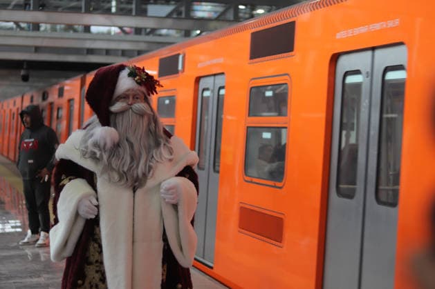 Joso Miguel Moctezuma characterized as Santa Claus iluminated, traveling at the Mexico City s Metro line 1 to greet and take photos with the people. on December 15, 2025 in Mexico City, Mexico. Mexico City Mexico - ZUMAe321 20251215_zia_e321_026 Copyright: xCarlosxSantiagox