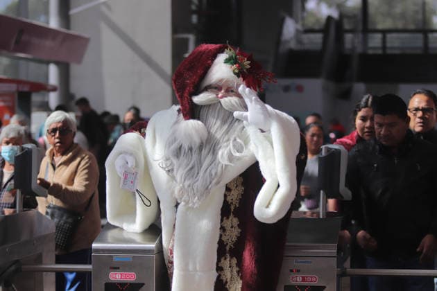 Joso Miguel Moctezuma characterized as Santa Claus iluminated, traveling at the Mexico City s Metro line 1 to greet and take photos with the people. on December 15, 2025 in Mexico City, Mexico. Mexico City Mexico - ZUMAe321 20251215_zia_e321_029 Copyright: xCarlosxSantiagox