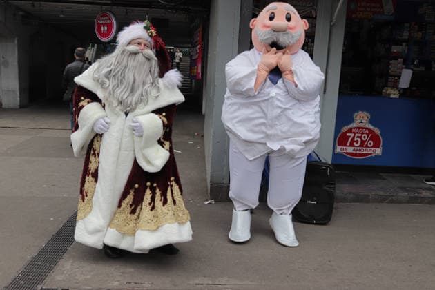 Joso Miguel Moctezuma characterized as Santa Claus iluminated, traveling at the Mexico City s Metro line 1 to greet and take photos with the people. on December 15, 2025 in Mexico City, Mexico. Mexico City Mexico - ZUMAe321 20251215_zia_e321_030 Copyright: xCarlosxSantiagox