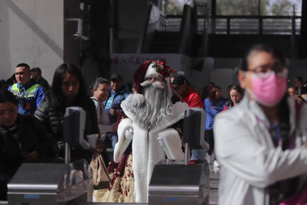 Joso Miguel Moctezuma characterized as Santa Claus iluminated, traveling at the Mexico City s Metro line 1 to greet and take photos with the people. on December 15, 2025 in Mexico City, Mexico. Mexico City Mexico - ZUMAe321 20251215_zia_e321_031 Copyright: xCarlosxSantiagox