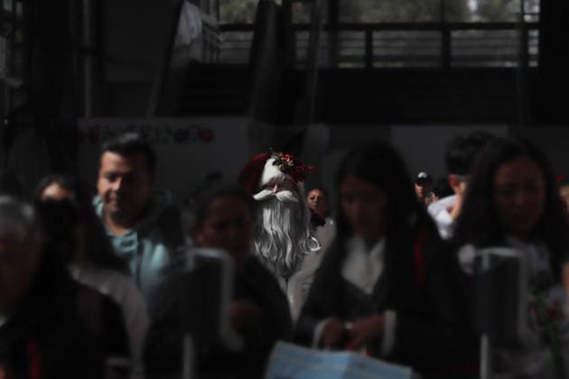 Joso Miguel Moctezuma characterized as Santa Claus iluminated, traveling at the Mexico City s Metro line 1 to greet and take photos with the people. on December 15, 2025 in Mexico City, Mexico. Mexico City Mexico - ZUMAe321 20251215_zia_e321_032 Copyright: xCarlosxSantiagox