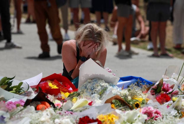 (251216) -- BEIJING, Dec. 16, 2025 -- A woman mourns the victims of the Bondi Beach shooting in Sydney, Australia, Dec. 15, 2025. The death toll from a shooting at Sydney s Bondi Beach on Sunday has risen to 16, with a father and son identified as the attackers, police said Monday. The deceased range in age from 10 to 87 years old and includes one of the attackers. Another 40 people were being treated in hospital for their injuries as of Monday morning, five of whom were in critical condition. ) XINHUA PHOTOS OF THE DAY MaxPing 