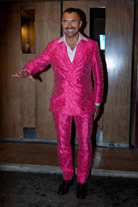 William Abadie double-breasted tuxedo designed by Caroline Scheufele Caroline s Couture The cast and crew of the series Emily in Paris gather at Maxim s after the premiere of season 5 at the Grand Rex in Paris on 15 December 2025 Yoann Ouahcene Bestimage The cast and crew of the series Emily in Paris gather at Maxim s after the premiere of season 5 at the Grand Rex in Paris on 15 December 2025 Paris Bolivia  Copyright: xYoannxOuahcenex xBestimagexYoannxOuahcenex xBestimagex