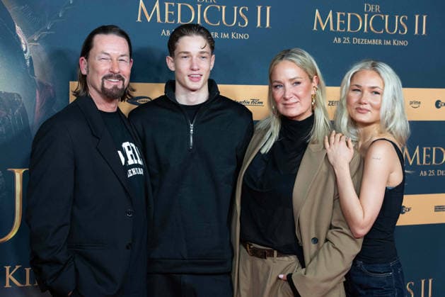Janine KUNZE, actress, with her family, husband Jens BUDACH, son Luiz BUDACH and daughter Lili BUDACH, actress, red carpet, red carpet show, arrival, film premiere DER MEDICUS 2 on 15 12 2025 at the Cinedom cinema in Cologne,