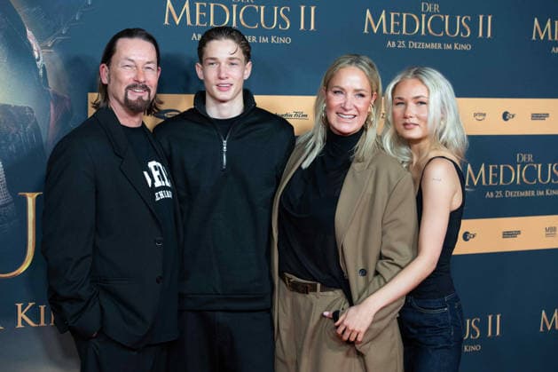 Janine KUNZE, actress, with her family, husband Jens BUDACH, son Luiz BUDACH and daughter Lili BUDACH, actress, red carpet, red carpet show, arrival, film premiere DER MEDICUS 2 on 15 12 2025 at the Cinedom cinema in Cologne,