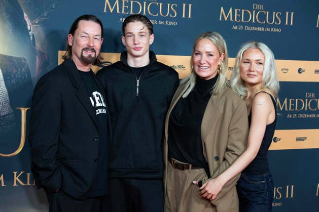 Janine KUNZE, actress, with her family, husband Jens BUDACH, son Luiz BUDACH and daughter Lili BUDACH, actress, red carpet, red carpet show, arrival, film premiere DER MEDICUS 2 on 15 12 2025 at the Cinedom cinema in Cologne,