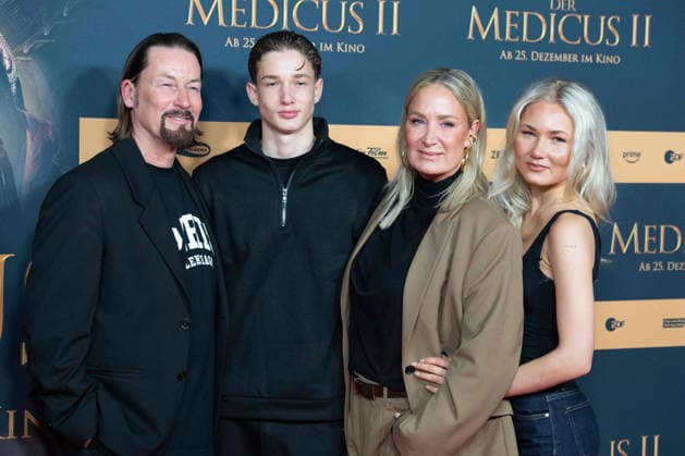 Janine KUNZE, actress, with her family, husband Jens BUDACH, son Luiz BUDACH and daughter Lili BUDACH, actress, red carpet, red carpet show, arrival, film premiere DER MEDICUS 2 on 15 12 2025 at the Cinedom cinema in Cologne,