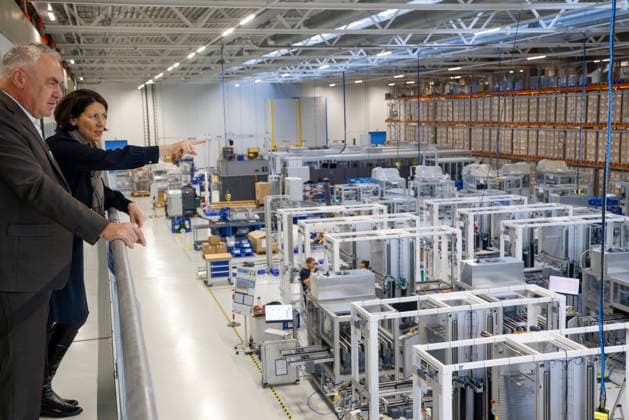 Besichtigung der Firma IMSTec GmbH durch Staatsministerin Daniela Schmitt (re) anlässlich der Übergabe eines EU-Förderbescheides. Geschäftsführer Edgar Mähringer-Kunz (links) mit Blick in die Produktionshalle Werk 2 16.12.25 *** Visit to IMSTec GmbH by Minister of State Daniela Schmitt right on the occasion of the presentation of an EU funding decision Managing Director Edgar Mähringer Kunz left with a view of the production hall at Plant 2 16 12 25
