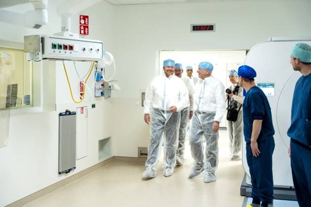LEIDEN - King Willem-Alexander and outgoing Minister Jan Anthonie Bruijn (Health, Welfare and Sport) inspect the LIGT center during a working visit to Leiden University Medical Center (LUMC). The king will visit various departments of the hospital during his visit, which focuses on future-proof healthcare. ANP LINA SELG netherlands out - belgium out  Copyright: xx x545047356x originalFilename: 545047356.jpg