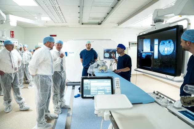 LEIDEN - King Willem-Alexander and outgoing Minister Jan Anthonie Bruijn (Health, Welfare and Sport) inspect the LIGT center during a working visit to Leiden University Medical Center (LUMC). The king will visit various departments of the hospital during his visit, which focuses on future-proof healthcare. ANP LINA SELG netherlands out - belgium out  Copyright: xx x545047364x originalFilename: 545047364.jpg