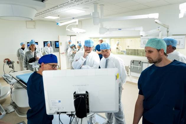 LEIDEN - King Willem-Alexander and outgoing Minister Jan Anthonie Bruijn (Health, Welfare and Sport) inspect the LIGT center during a working visit to Leiden University Medical Center (LUMC). The king will visit various departments of the hospital during his visit, which focuses on future-proof healthcare. ANP LINA SELG netherlands out - belgium out  Copyright: xx x545047375x originalFilename: 545047375.jpg