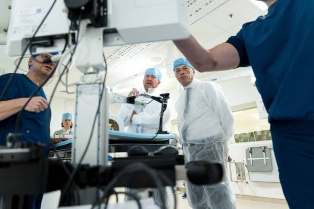 LEIDEN - King Willem-Alexander and outgoing Minister Jan Anthonie Bruijn (Health, Welfare and Sport) inspect the LIGT center during a working visit to Leiden University Medical Center (LUMC). The king will visit various departments of the hospital during his visit, which focuses on future-proof healthcare. ANP LINA SELG netherlands out - belgium out  Copyright: xx x545047380x originalFilename: 545047380.jpg
