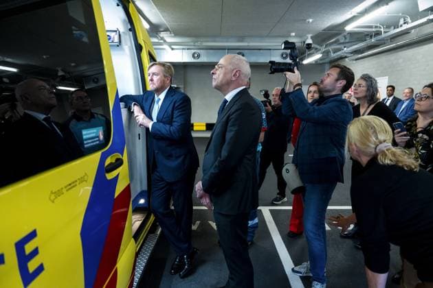 LEIDEN - King Willem-Alexander and outgoing Minister Jan Anthonie Bruijn (Health, Welfare and Sport) at the Emergency Department (ED) during a working visit to Leiden University Medical Center (LUMC). The King will visit various departments of the hospital during his visit, which focuses on future-proof healthcare. ANP LINA SELG netherlands out - belgium out  Copyright: xx x545047391x originalFilename: 545047391.jpg