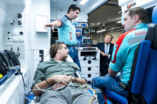 LEIDEN - King Willem-Alexander and outgoing Minister Jan Anthonie Bruijn (Health, Welfare and Sport) at the Emergency Department (ED) during a working visit to Leiden University Medical Center (LUMC). The King will visit various departments of the hospital during his visit, which focuses on future-proof healthcare. ANP LINA SELG netherlands out - belgium out  Copyright: xx x545047397x originalFilename: 545047397.jpg
