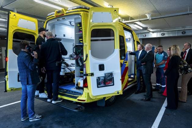 LEIDEN - King Willem-Alexander and outgoing Minister Jan Anthonie Bruijn (Health, Welfare and Sport) at the Emergency Department (ED) during a working visit to Leiden University Medical Center (LUMC). The King will visit various departments of the hospital during his visit, which focuses on future-proof healthcare. ANP LINA SELG netherlands out - belgium out  Copyright: xx x545047406x originalFilename: 545047406.jpg