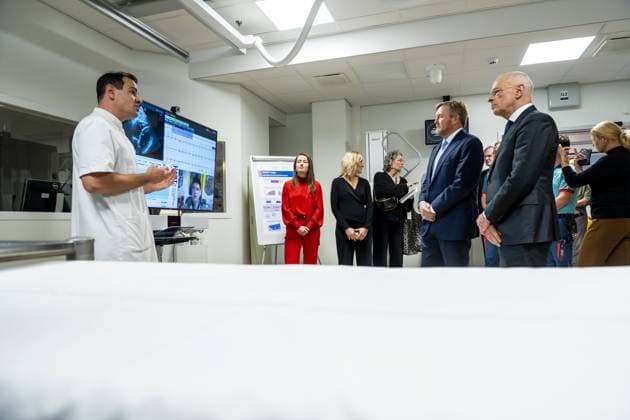 LEIDEN - King Willem-Alexander and outgoing Minister Jan Anthonie Bruijn (Health, Welfare and Sport) view a HECTOR demonstration in a laboratory during a working visit to Leiden University Medical Center (LUMC). The king will visit various departments of the hospital during his visit, which focuses on future-proof healthcare. ANP LINA SELG netherlands out - belgium out  Copyright: xx x545047556x originalFilename: 545047556.jpg