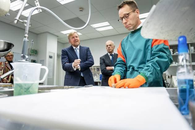 LEIDEN - King Willem-Alexander and outgoing Minister Jan Anthonie Bruijn (Health, Welfare and Sport) view a HECTOR demonstration in a laboratory during a working visit to Leiden University Medical Center (LUMC). The king will visit various departments of the hospital during his visit, which focuses on future-proof healthcare. ANP LINA SELG netherlands out - belgium out  Copyright: xx x545047561x originalFilename: 545047561.jpg