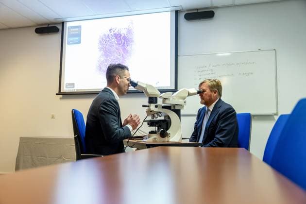 LEIDEN - King Willem-Alexander and outgoing Minister Jan Anthonie Bruijn (Health, Welfare and Sport) view a HECTOR demonstration in a laboratory during a working visit to Leiden University Medical Center (LUMC). The king will visit various departments of the hospital during his visit, which focuses on future-proof healthcare. ANP LINA SELG netherlands out - belgium out  Copyright: xx x545047567x originalFilename: 545047567.jpg